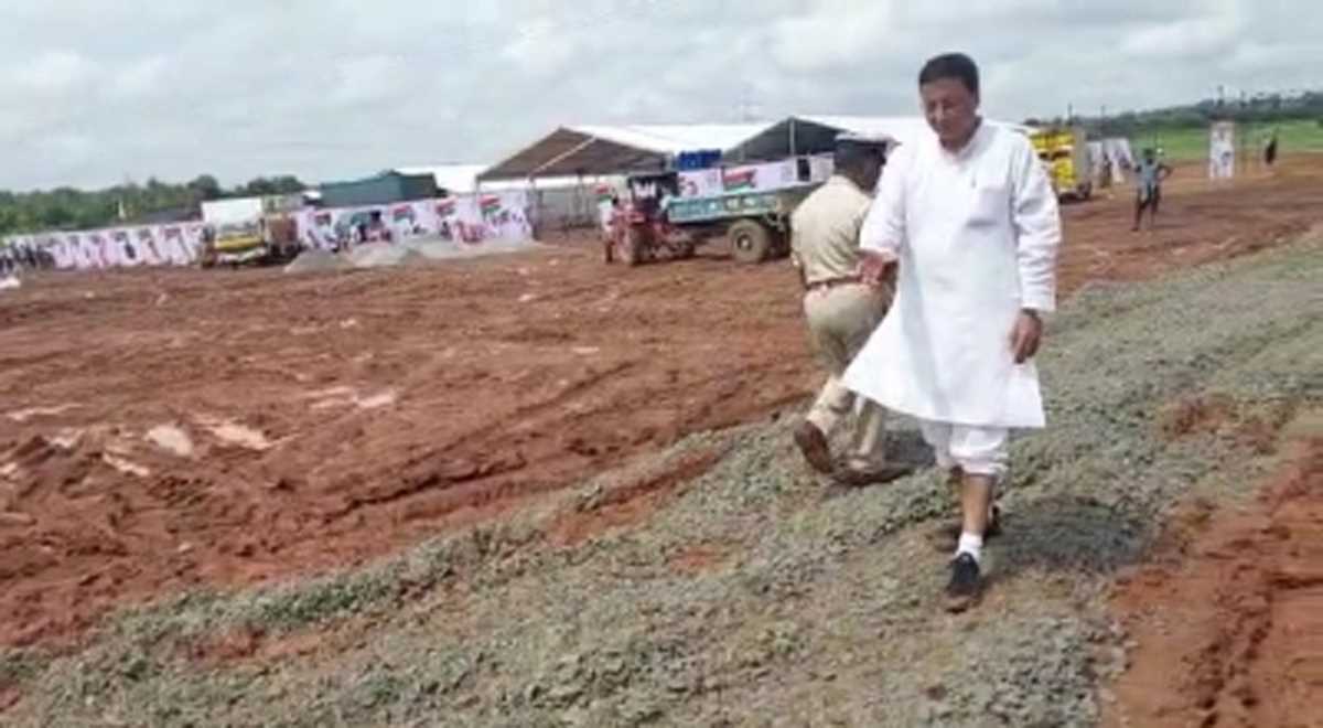 भारत जोड़ो यात्रा में नेताओं ने चलाया डंपर, देखते ही देखते कीचड़ भरी जगह का हो गया निर्माण